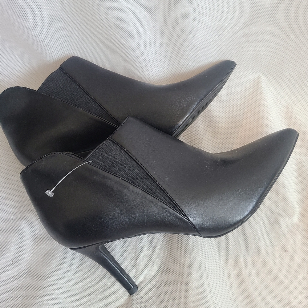 Me Too Women’s Pointed Toe Bootie in Black Smooth Size 11